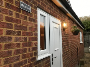 Studio-1-Staines/Heathrow/London-own entrance